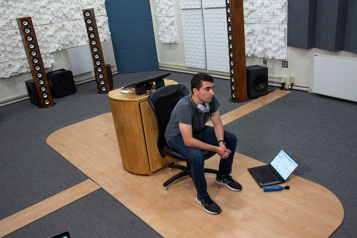 Bose的声学工程师Joey Cirone正在专注聆听由一套立体声音响系统播放的音乐。