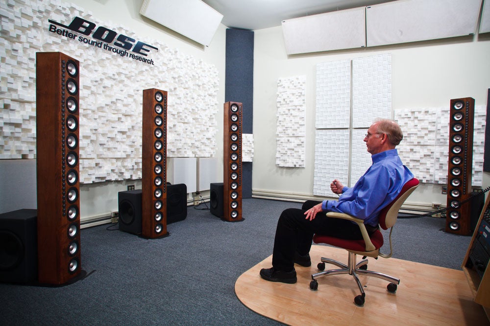 Bud MacLellen正在评估一段环绕声录音。